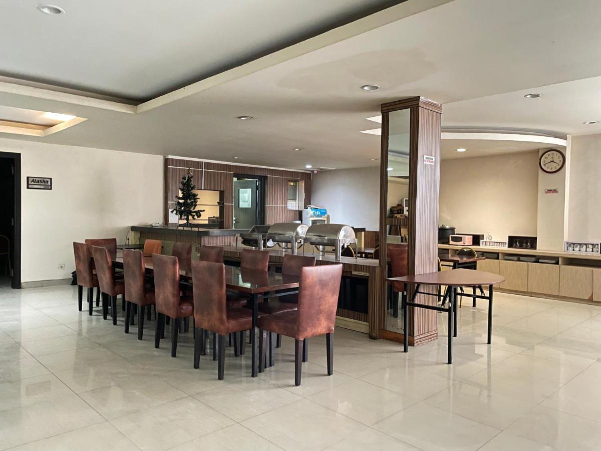 Collection O 1279 Hotel Grand Celino Makassar Eksteriør bilde