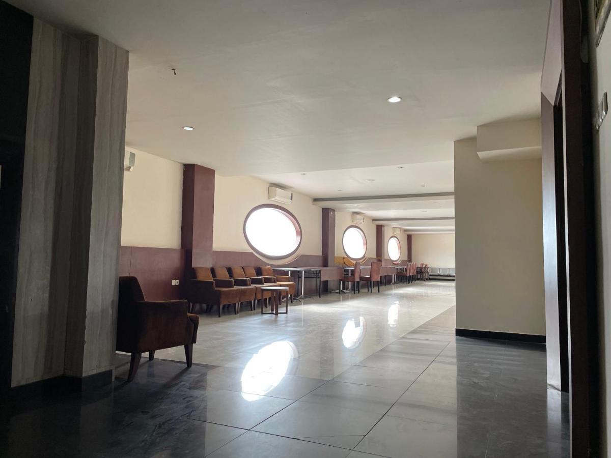 Collection O 1279 Hotel Grand Celino Makassar Eksteriør bilde