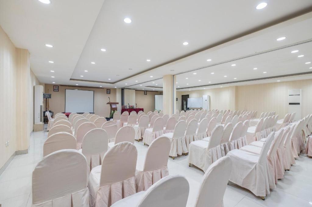 Collection O 1279 Hotel Grand Celino Makassar Eksteriør bilde