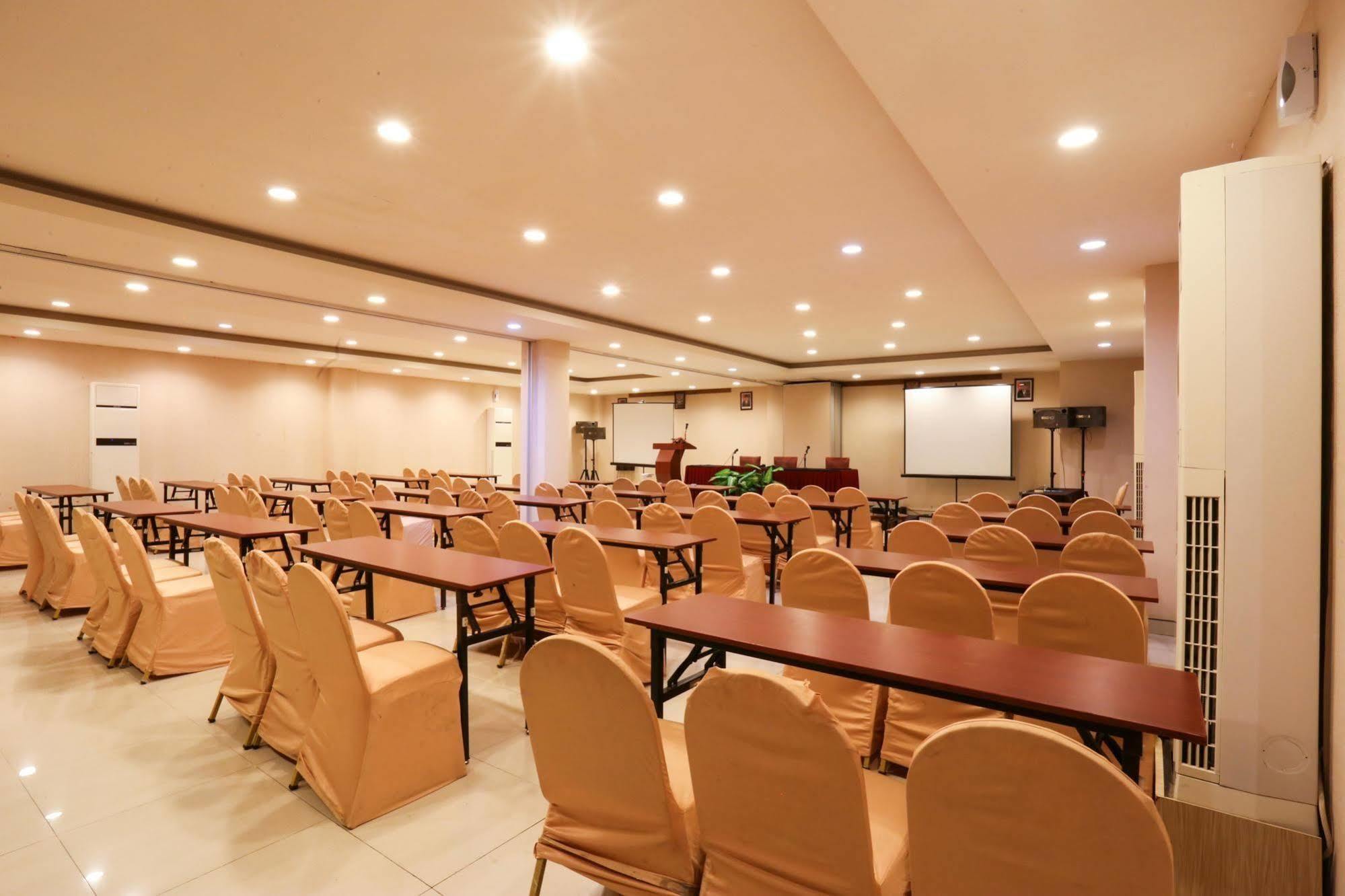 Collection O 1279 Hotel Grand Celino Makassar Eksteriør bilde