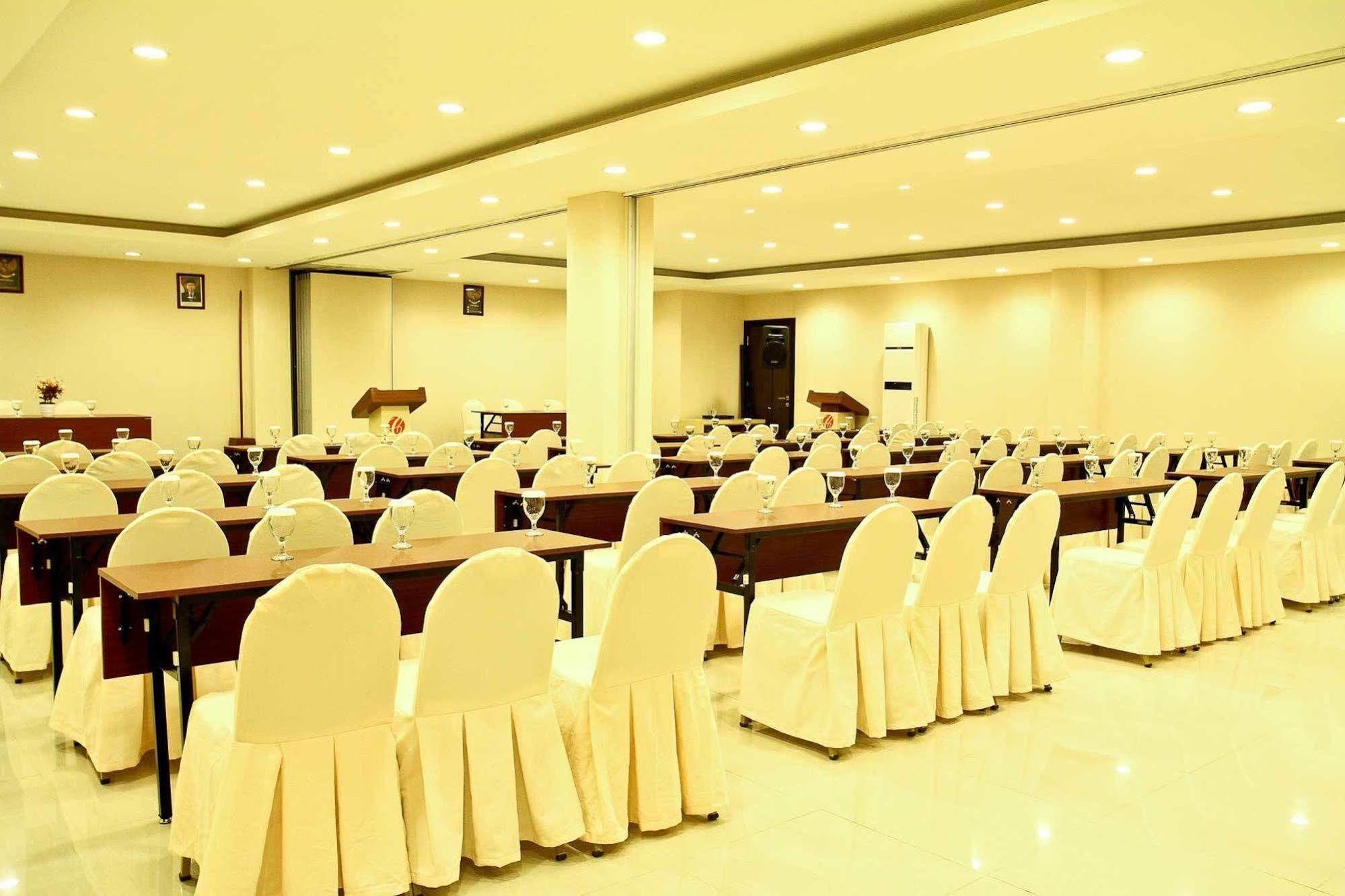 Collection O 1279 Hotel Grand Celino Makassar Eksteriør bilde