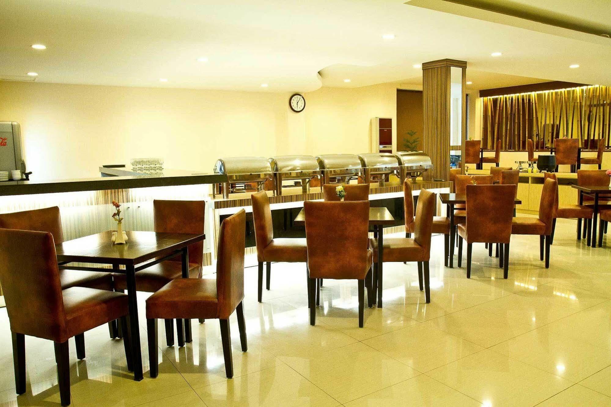 Collection O 1279 Hotel Grand Celino Makassar Eksteriør bilde